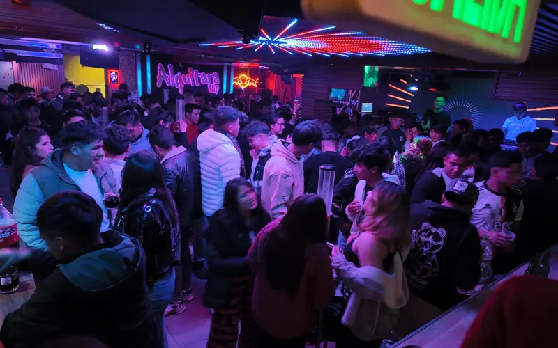 Pista de baile de Alquitara VIP llena, con luces LED en el techo