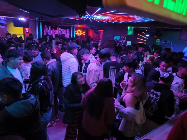 Pista de baile de Alquitara VIP llena de gente bajo luces LED